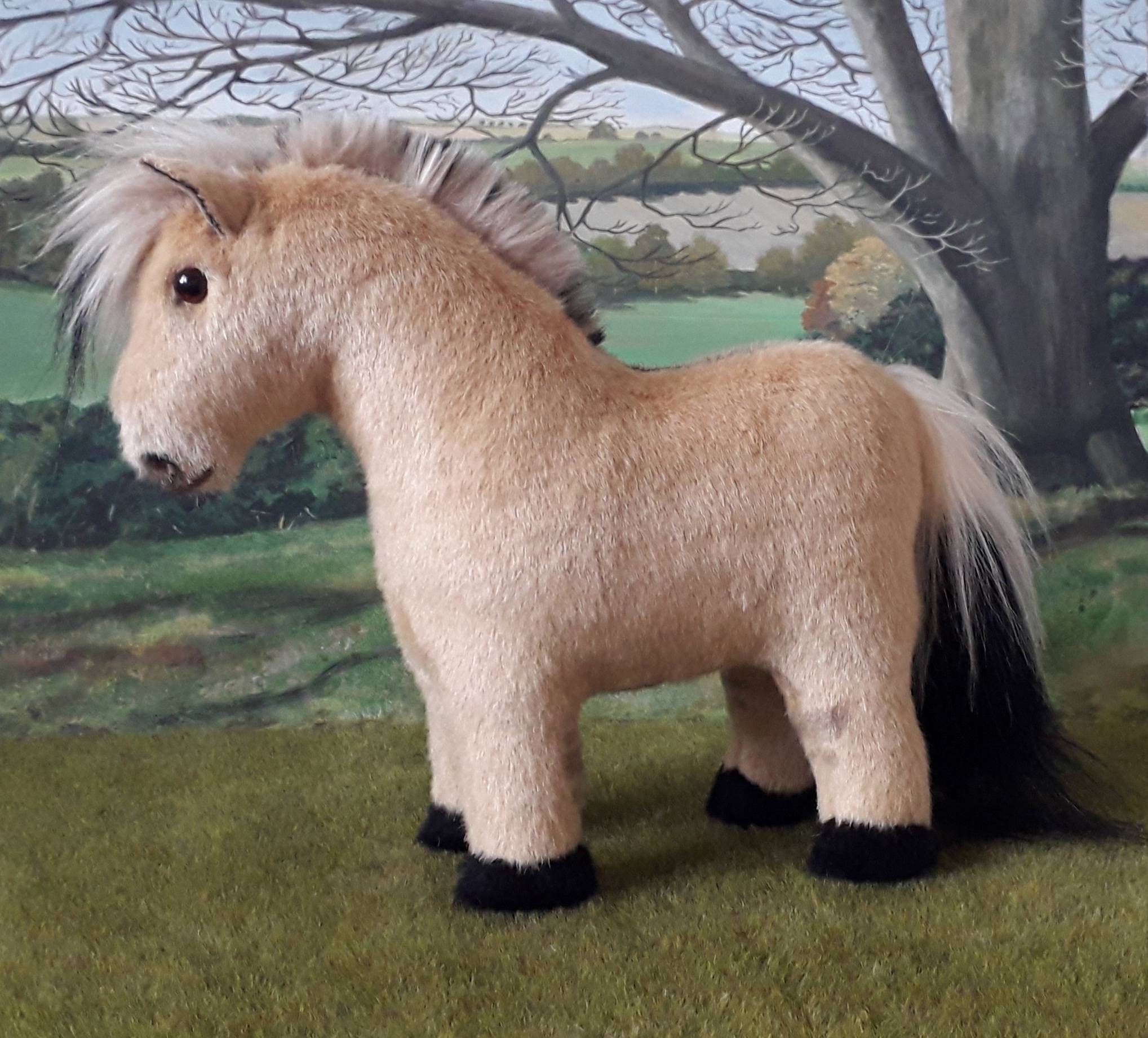 馬のポニー フィヨルドホース - ノルウェー産の手作り馬の模型 - ラグ