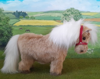 Poni Palomino Shetland - Caballo modelo hecho a mano - Cabestro y manta de cuero vegano. Incluye accesorios - Complementos opcionales disponibles.