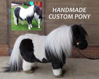 Poney modèle personnalisé - Peluche cheval personnalisée faite main sur commande - Cadeau commémoratif pour le décès d'un animal de compagnie - Accessoires en option disponibles