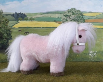 Pony Shetland rosa pálido - Modelo de caballo hecho a mano - Cabestro y manta de cuero vegano. Accesorios incluidos - Complementos opcionales disponibles.