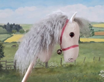 BEREIT ZUM VERSAND Ivory Mini Hobby Pferd Mascot mit langer Mähne - handgemachtes kleines Glöckchen Spielzeug Geschenk - Pink Ribbon Halfter