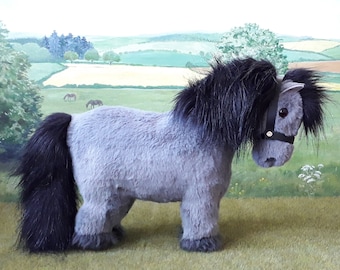 Pony Shetland gris - Modelo de caballo hecho a mano - Cabestro y manta de cuero vegano. Accesorios incluidos - Complementos opcionales disponibles.