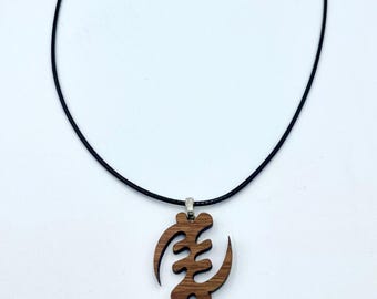 Gye Nyame Holz-Statement-Halskette – Afrikanischer Adinkra-Anhänger | Symbol des Glaubens