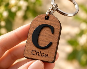 Personalisierter Schlüsselanhänger aus Walnussholz, individuelle Gravur mit Initialen und Namen – das perfekte Geschenk