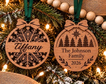 Personalisierter Weihnachtsschmuck – Individuell gestalteter Namens- oder Familienschmuck aus Walnussholz