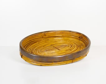 Cesta de ratán y latón de la década de 1970, diseñada por Gabriella Crespi.