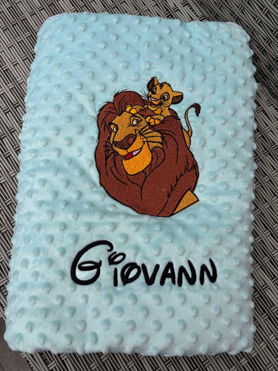 Plaid minky Simba et Mufasa prénom brodé idée cadeaux bébé naissance garçon blanc bleu kaws