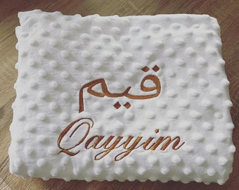 Plaid personnalisé brodé Prénom Arabe et Français idée cadeaux naissance couverture minky ou gaze coton