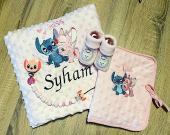 coffret stitch 4 piéces protége carnet de santé plaid brodé attache tétine et chaussons