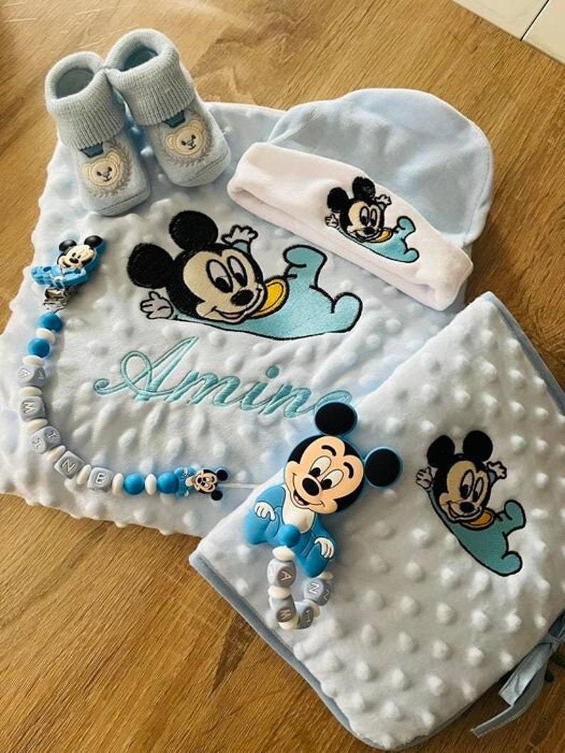 Ensemble naissance 6 pièces Mickey plaid personnalisé protège carnets attache tétine silicone bonnet de naissance anneau de dentition image 1