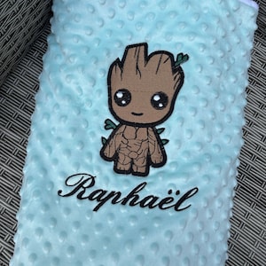 Plaid minky personnalisé brodé motif Baby Groot blanc bleu gris marine idée cadeaux doublure polaire