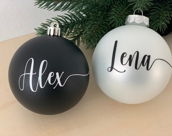 Deine personalisierte XL Weihnachtskugel in verschiedenen Farben in matt und glänzend und mit verschiedenen Schriftarten