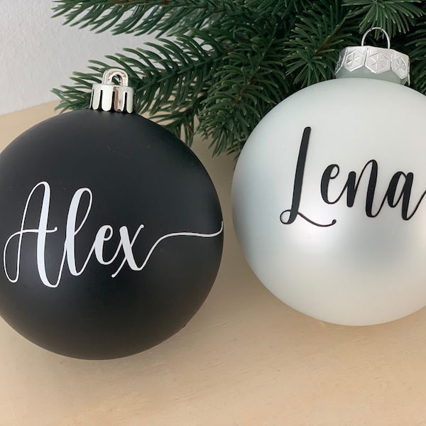 Deine personalisierte XL Weihnachtskugel in verschiedenen Farben in matt und glänzend und mit verschiedenen Schriftarten