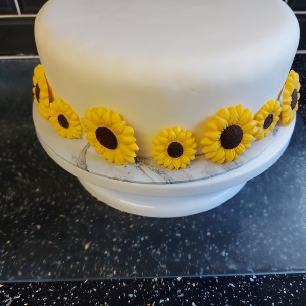 9 x large and 9 x small Hand made Fondant Sunflowers, Great for Cakes and Cupcakes.