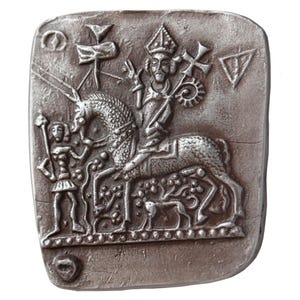 Puede incluir: Una escultura en relieve de color plateado y forma cuadrada. Representa una figura a caballo, posiblemente un líder religioso, sosteniendo un báculo. Una figura más pequeña está cerca, y un perro está a los pies del caballo. La obra de arte tiene una estética medieval.