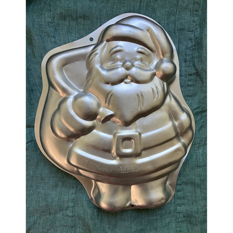 VTG 93 Wilton Cake Pan Santas Treasures 2105-9338 Santa Claus Mold Christmas image 1
