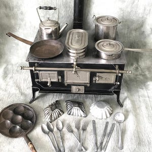 Antique German Tin Toy Stove with Original Pots | Märklin or Bing ca. 1900 | Rare Doll Kitchen Cooker