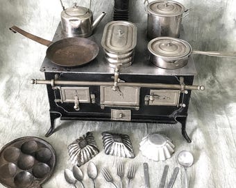 Antieke Duitse tinnen speelgoedkachel met originele potten / Märklin of Bing ca. 1900 / Zeldzame poppenkeukenfornuis