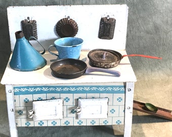 Encantadora estufa de juguete vintage de hojalata con accesorios: detalles de esmalte y molde