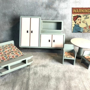 Prachtig poppenhuismeubels uit de jaren 40