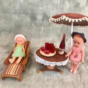 Sombrilla y sillón Lundby con mesa auxiliar y muñecas