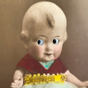 Due cartoline antiche di bambole Kewpie con foto reali con occhi di VETRO del 1910