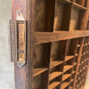 Antieke grote houten drukkerslade, letterperslade, schaduwdoos (leeg)