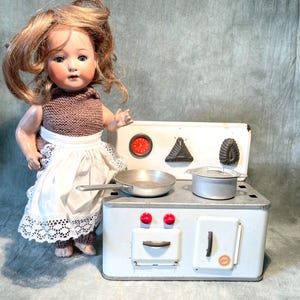 Rare Efzet German Tin Toy Stove – 1940s Miniature Kitchen Set with Utensils & Pans – Dollhouse Cooker – Collectible Vintage Toy