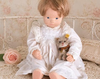 Handgemachte Vintage Puppe: 53 cm Sammlerpuppe im Spitzenbesatz Kleid