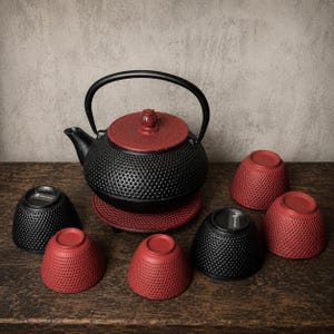 Japanskt teset i gjutjärn med 6 koppar, sil och grytunderlägg, 0,9 l