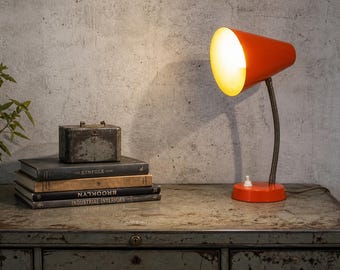 Lampa biurkowa Hala Zeist z pomarańczową szyjką z połowy XX wieku, holenderska, lata 60. XX wieku