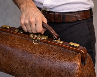 Grande mallette de médecin en cuir antique, France des années 1920, style médical Gladstone