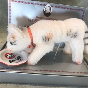BEAUTIFUL Steiff drinking cat museum collection MINT