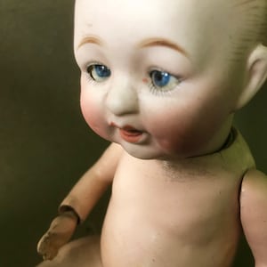 Antike sitzende Jungenpuppe mit schielenden Augen - 1912 - Germany