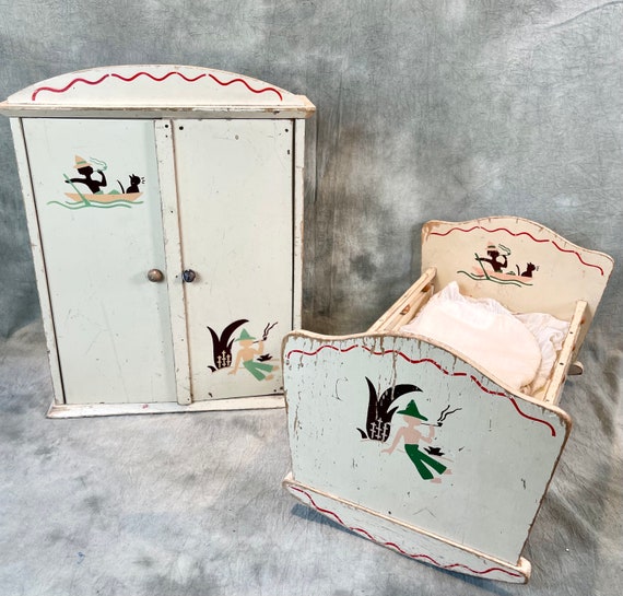 Maison De Poupée Années 50 - Miniature Avec Armoire, Literie Et Table De Nuit