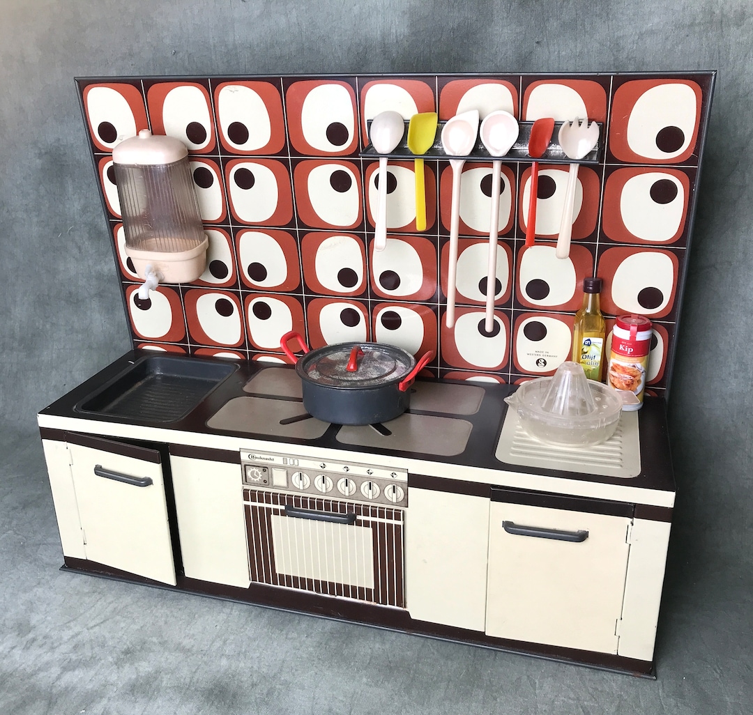 アメリカの古いキッチンツール7点★Vintage／USA／Tin Vintage 70s Tin Toy Kitchen: West German Doll Kitchen - Etsy