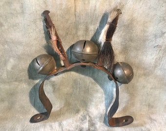 SCULPTURE EN LAITON ou Bronze représentant un Cheval tirant une canon