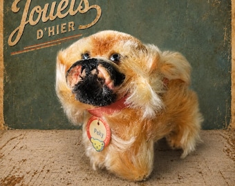 Chien Steiff Peky, taille la plus petite, avec bouton étiquette nominative et nœud papillon d'origine.