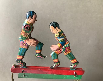 Raro juguete de boxeador de hojalata de la década de 1930. Juguete de acción litográfica portátil, funciona, 21 cm.