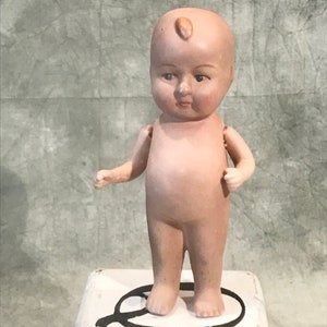 かわいらしい小さな古い素焼きのキューピー人形