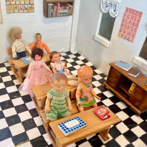 家具、子供たち、そして先生がいっぱいの教室。