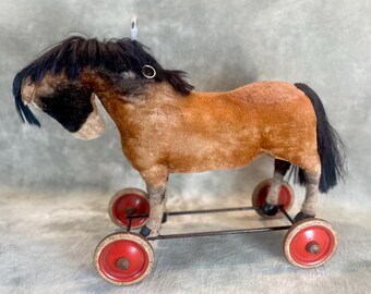 RARE Steiff Ride-on Horse on Wheels – Mohair – 1951–1964 – With