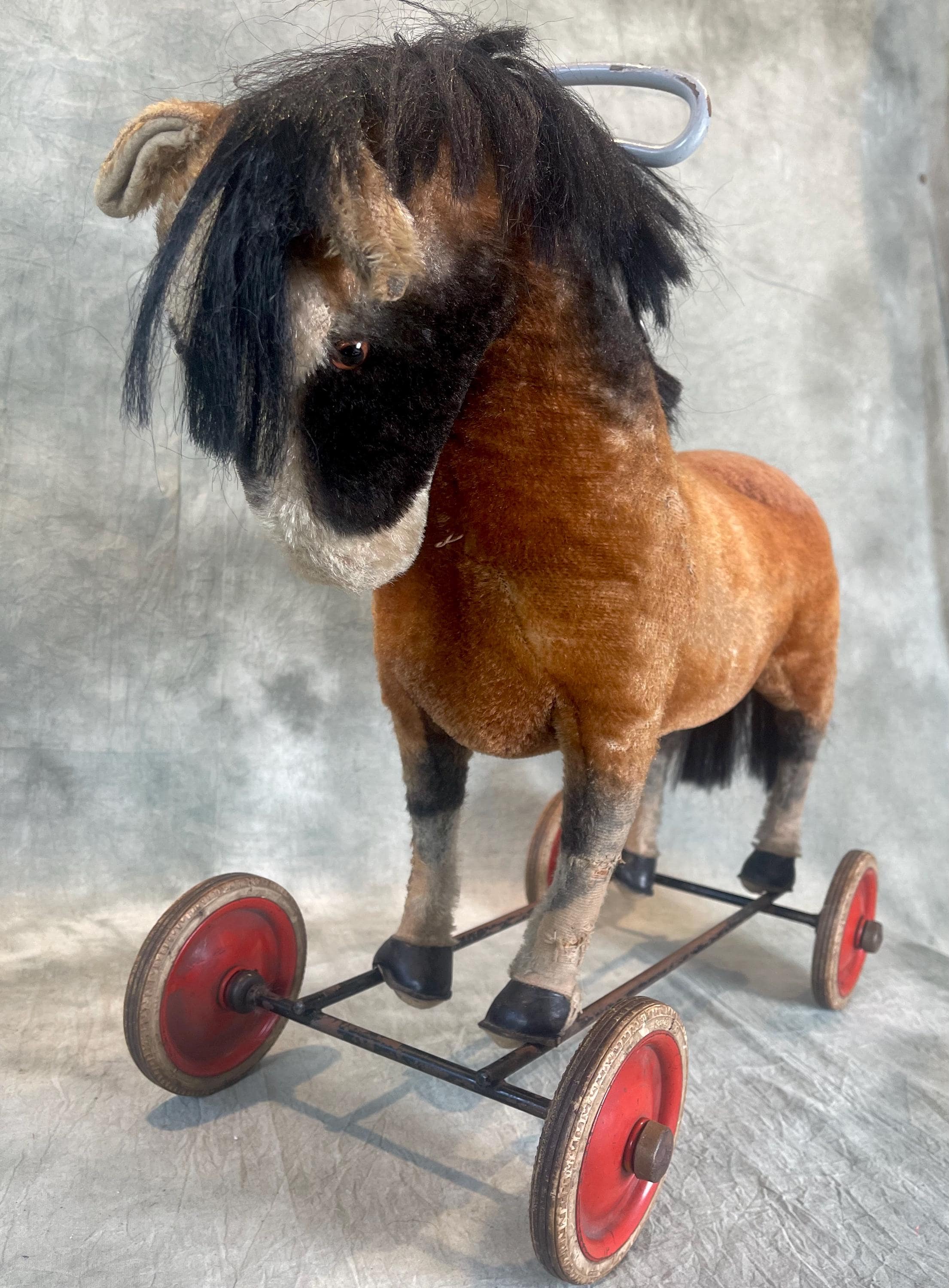 RARE Steiff Ride-on Horse on Wheels – Mohair – 1951–1964 – With