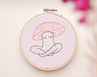 Stickdatei Pilz Mädchen, lustiges Geschenk für Freundin, 13 x 12 cm