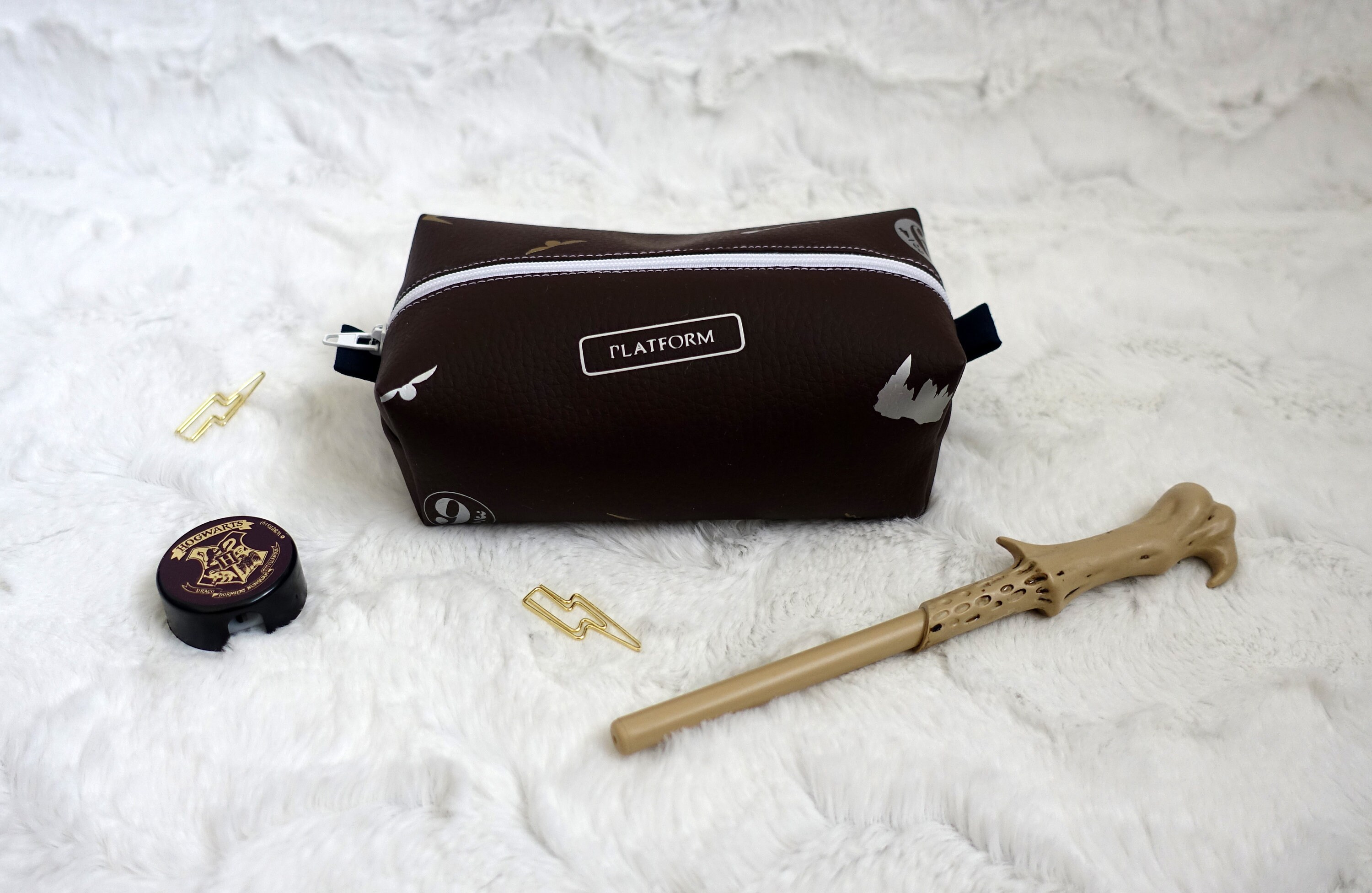 Trousse Motifs École de Magie Marron Simili Cuir