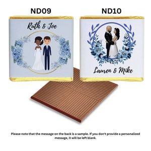 Może przedstawiać: Dwie spersonalizowane czekoladki ślubne z niebieskimi i białymi wzorami kwiatowymi. Pierwsza tabliczka zawiera napis "Ruth & Joe", a druga "Lauren & Mike".
