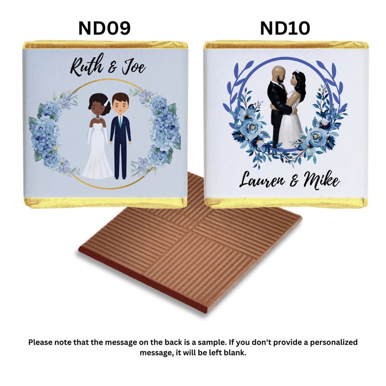 Może przedstawiać: Dwie spersonalizowane czekoladki ślubne z niebieskimi i białymi wzorami kwiatowymi. Pierwsza tabliczka zawiera napis "Ruth & Joe", a druga "Lauren & Mike".
