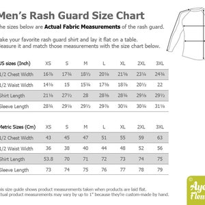 Pu&ograve; includere: Tabella delle taglie per rash guard in pollici americani e centimetri metrici. La tabella mostra le misure per la larghezza del petto, la larghezza della vita, la lunghezza della camicia e la lunghezza della manica per le taglie XS a 3XL.