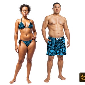 Polynesische kleding, bijpassende badpakken: cyaanzwarte herenzwemshorts, designerbikini en Hawaïaanse pareo