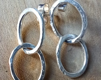 Gehämmerte Silber Tropfen Ohrringe, verbundene Silber ovale Tropfen, zeitgenössische Silberohrringe, handgemachte Silberohrringe, UK handgemacht